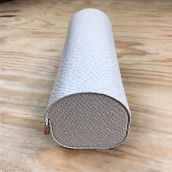 New Jimmy CHOO eyeglass/sunglasses case. - Picture 2 of 3